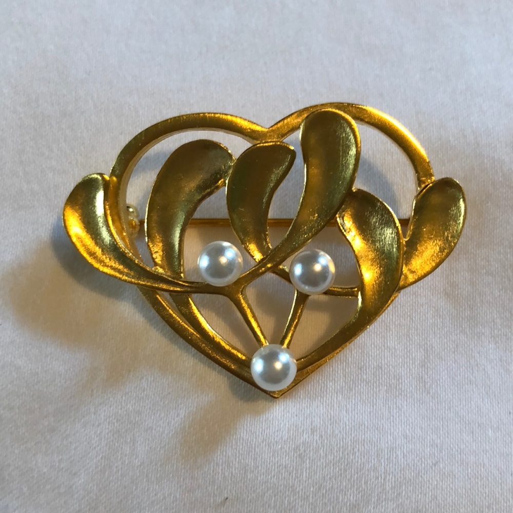 Gold pin with pearl beads